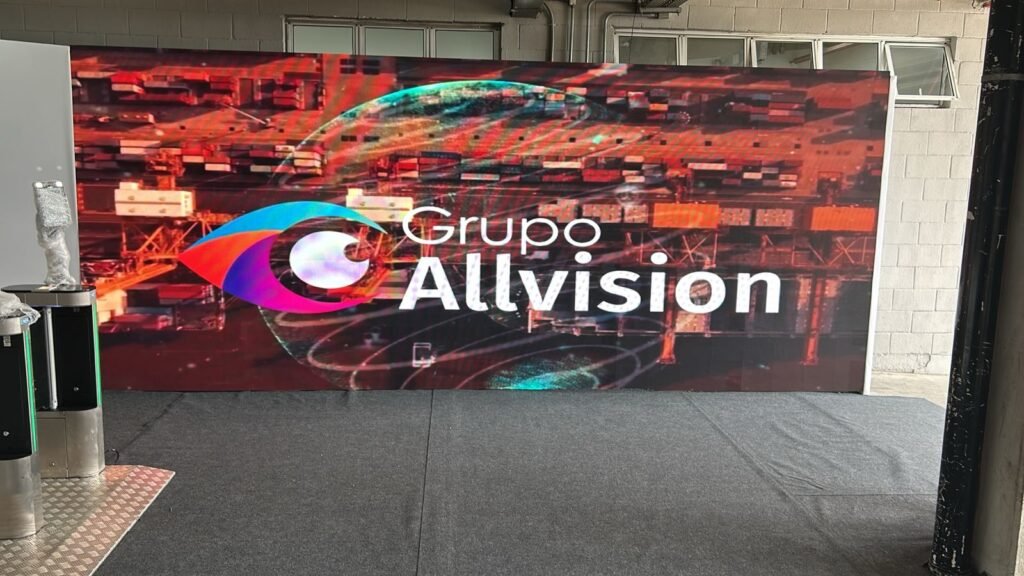 Aluguel de Painel de LED Outdoor e Indoor em Curitiba 2026 com Estrutura de TVs, Monitores e Óculos VR para Feiras, Eventos e Congressos