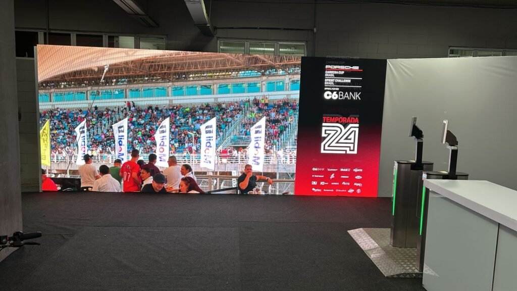 Locação de Painel de LED Outdoor e Indoor em Curitiba 2026 com Telas Touch Screen, TVs e Monitores para Stands em Feiras e Congressos