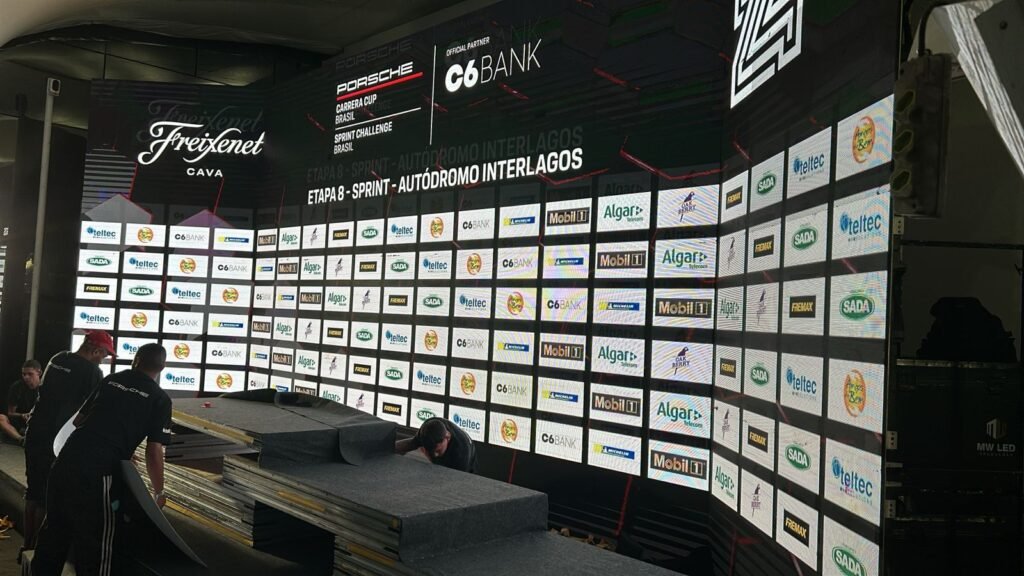 Aluguel de Painel de LED Outdoor e Indoor em Curitiba 2026 com Estrutura de TVs, Monitores e Óculos VR para Feiras, Eventos e Congressos