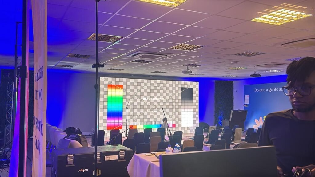 Locação de Painel de LED Outdoor e Indoor em Curitiba 2026 com Telas Touch Screen, TVs e Monitores para Stands em Feiras e Congressos