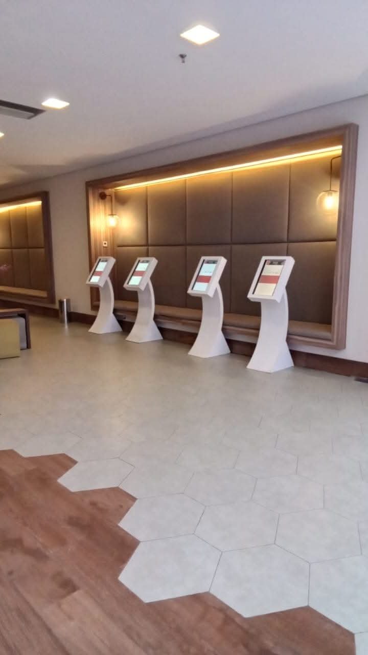 Aluguel de Totem Interativo Touch Screen Curvo 23 / Curitiba