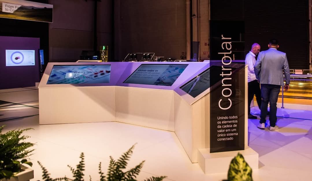 Aluguel de Totem Touch Screen 4K, Painel de LED Indoor, TVs 4K, Tablets, Celulares e Óculos VR em Curitiba